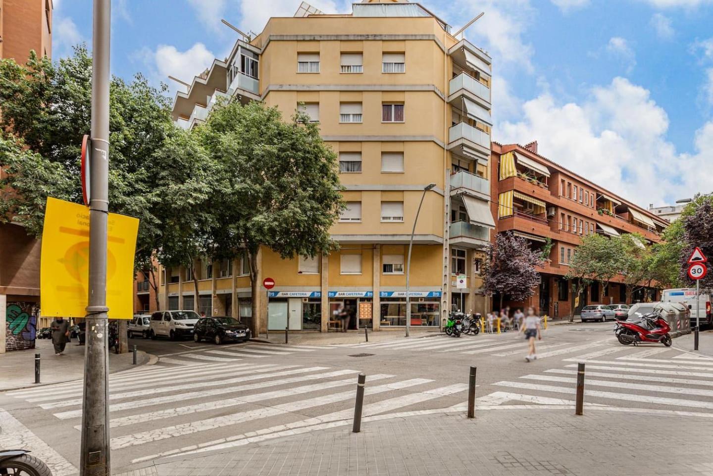 Poble Sec 3Br 2Ba Balcony Sleeps 7, Barcelona